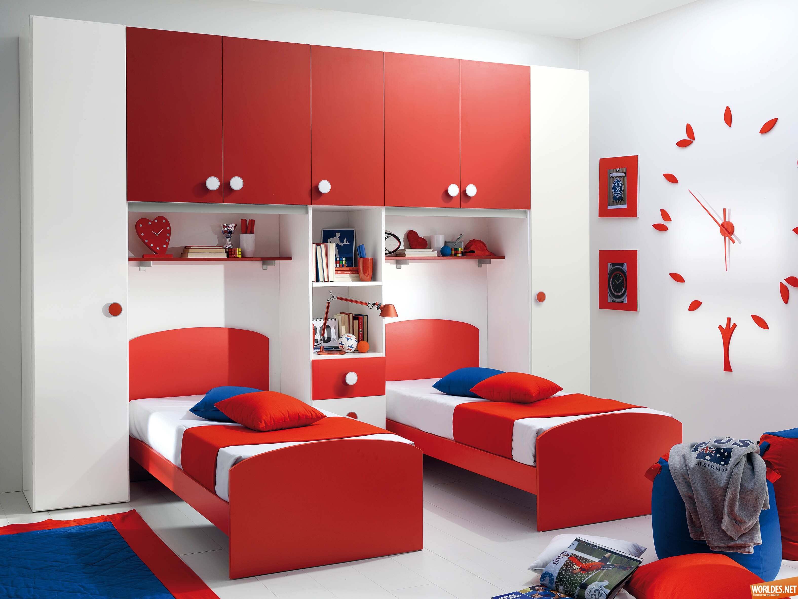 Купить детскую для двоих. Красная детская интерьер. Детская в Красном цвете для мальчиков. Красная мебель в детской комнате. Детская комната в красных тонах.